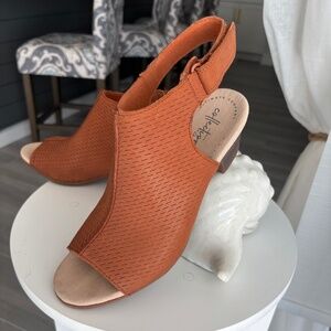 Clark’s Nubuck Leather Peep Toe Sandal Rust Sz 8